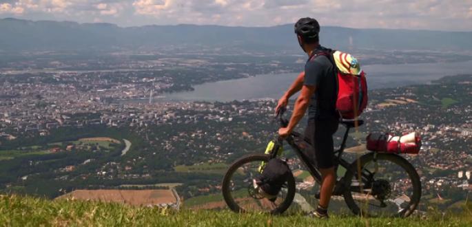 Partez à la découverte du Grand Genève à vélo avec l’application gratuite Geovelo, qui propose des itinéraires de balades adaptés à tous les niveaux ! Partez à la découverte du Grand Genève à vélo avec l’application gratuite Geovelo, qui propose des itinéraires de balades adaptés à tous les niveaux !