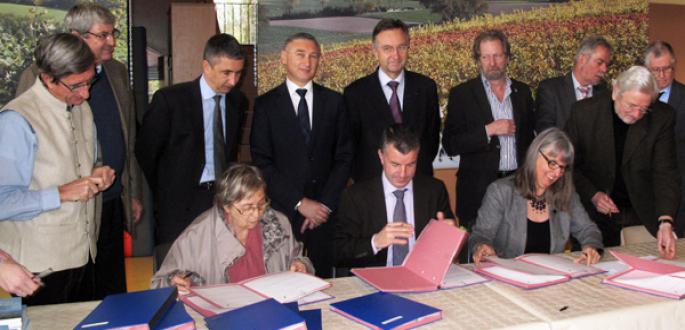Signature du protocole d’accord transfrontalier pour la gestion de l’eau, St-Julien-en-Genevois Signature du protocole d’accord transfrontalier pour la gestion de l’eau, St-Julien-en-Genevois